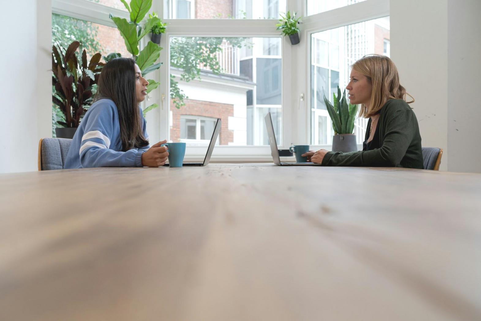 Arbeitsplatz mit Bildbearbeitungsausrüstung und kreativen Werkzeugen